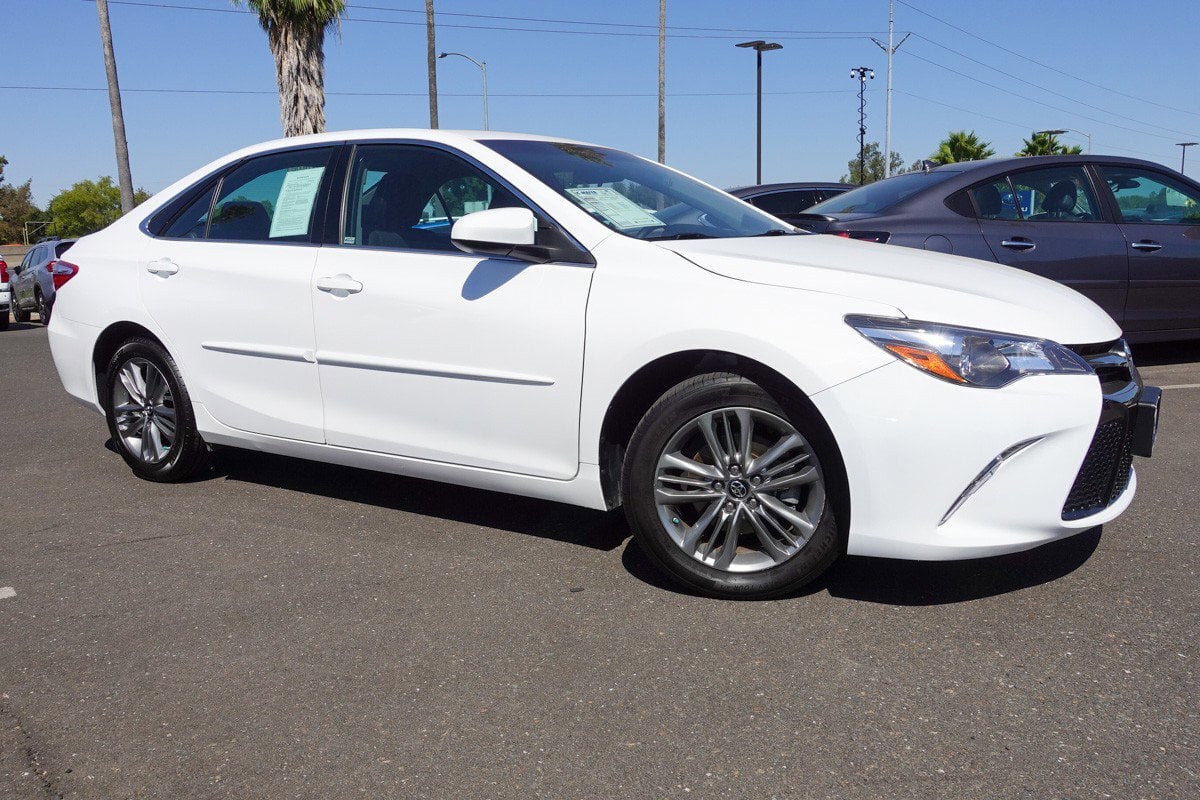2017 Toyota Camry SE photo 3