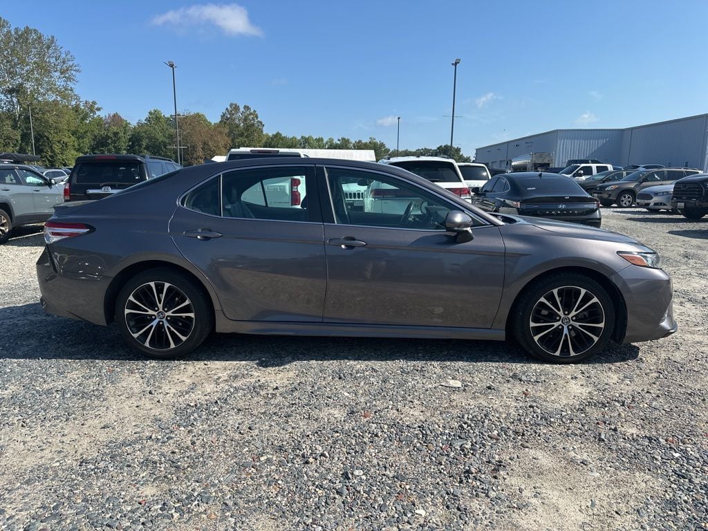 2020 Toyota Camry SE photo 3