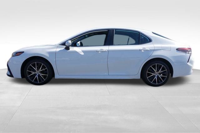 2022 Toyota Camry SE photo 2