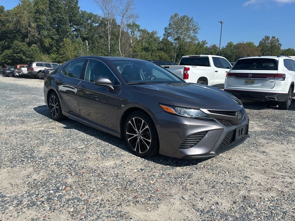 2020 Toyota Camry SE photo 4