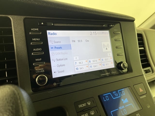 2019 Toyota Sienna LE photo 2