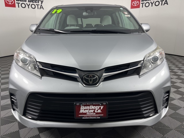 2019 Toyota Sienna LE photo 3