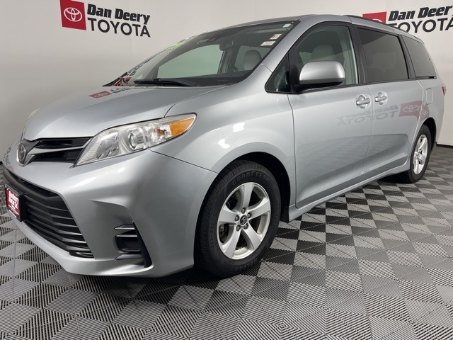 2019 Toyota Sienna LE photo 4
