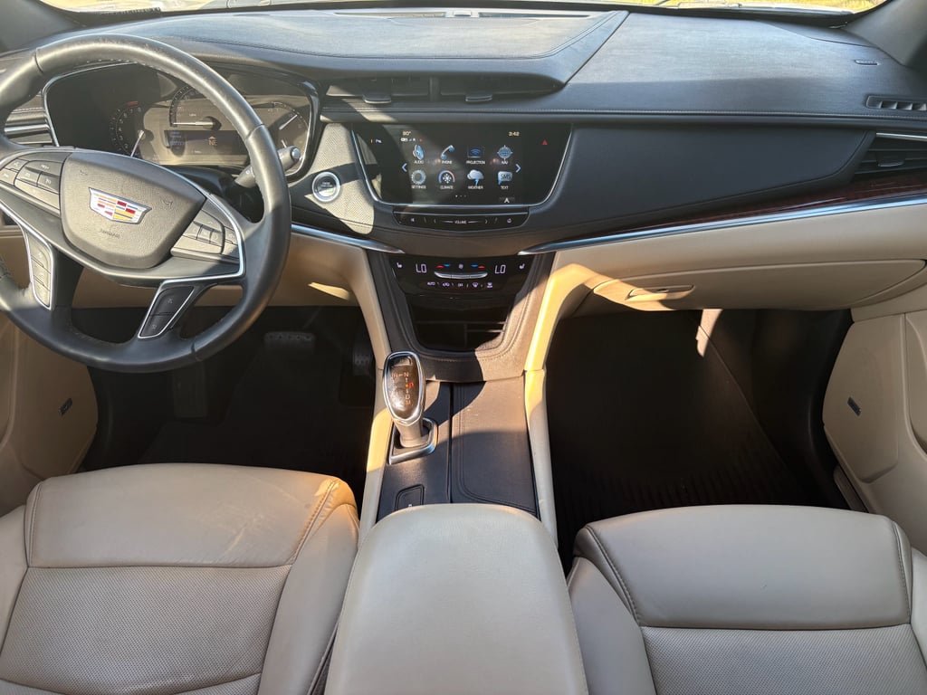 2018 Cadillac XT5 Luxury photo 2