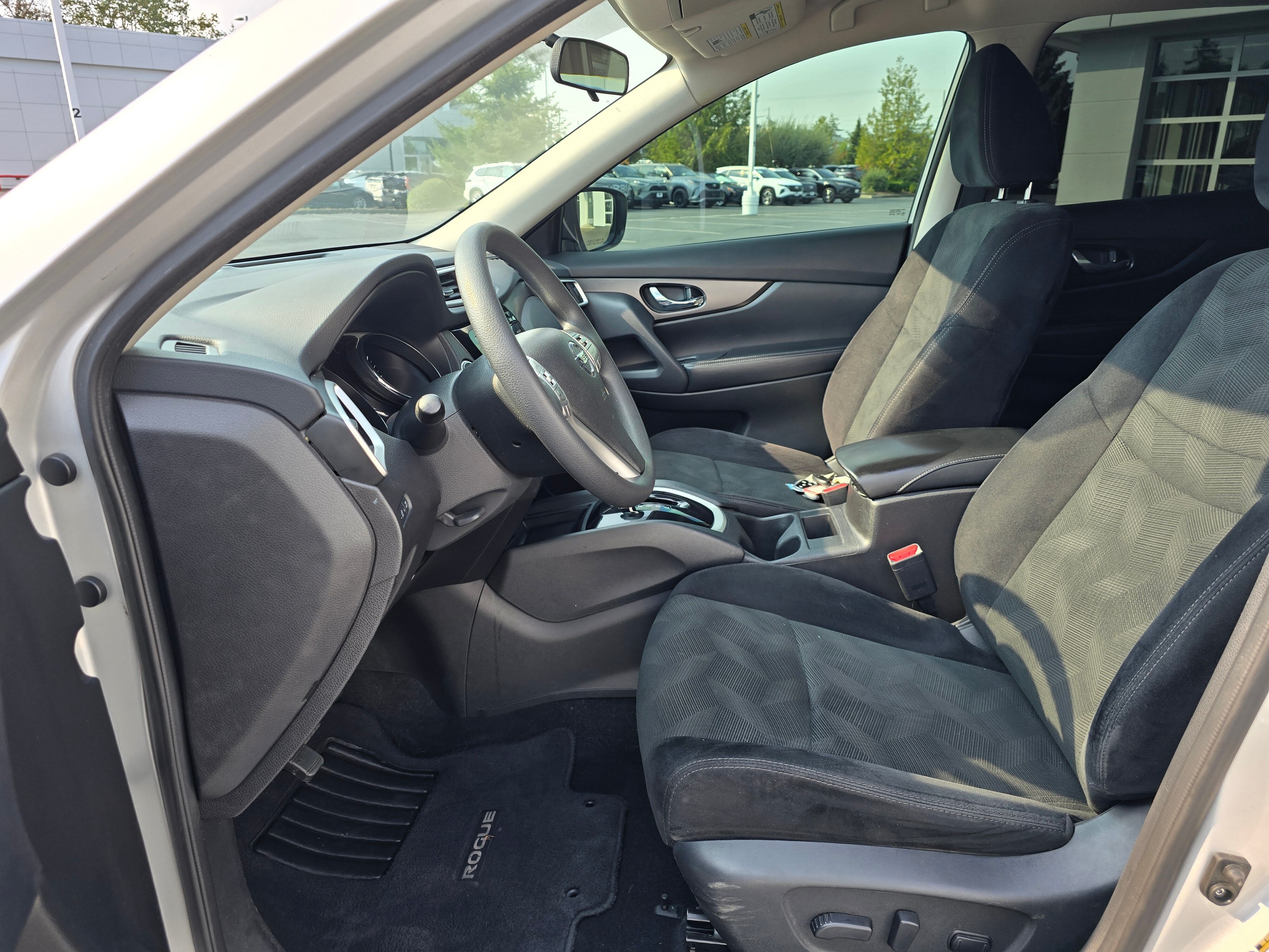 2014 Nissan Rogue SV photo 3