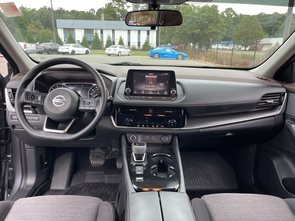 2021 Nissan Rogue SV photo 2