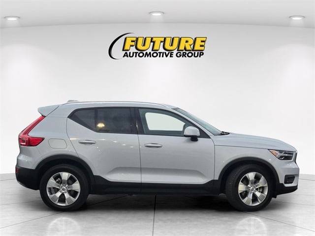 2021 Volvo XC40 Momentum AWD photo 3