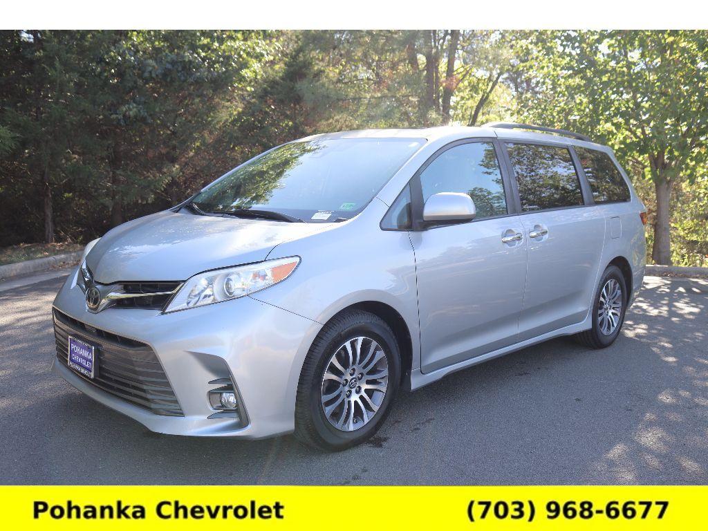 2019 Toyota Sienna XLE photo 3