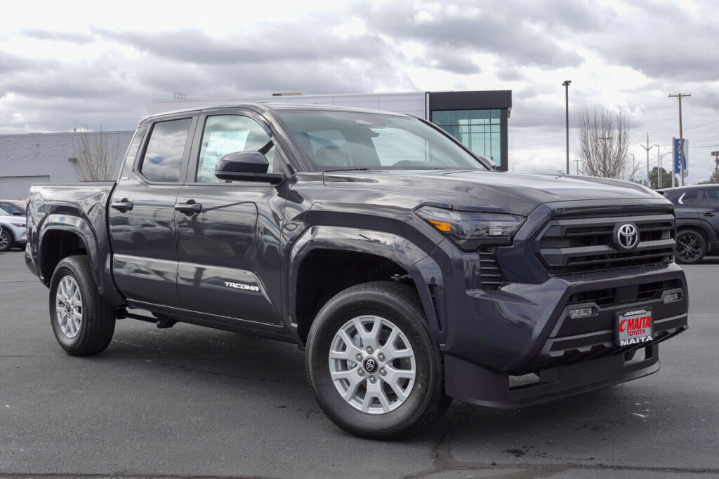 2025 Toyota Tacoma SR5 photo 3