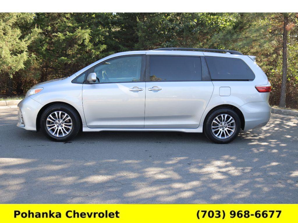 2019 Toyota Sienna XLE photo 4
