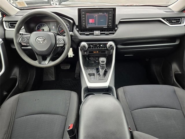 2020 Toyota RAV4 LE photo 3