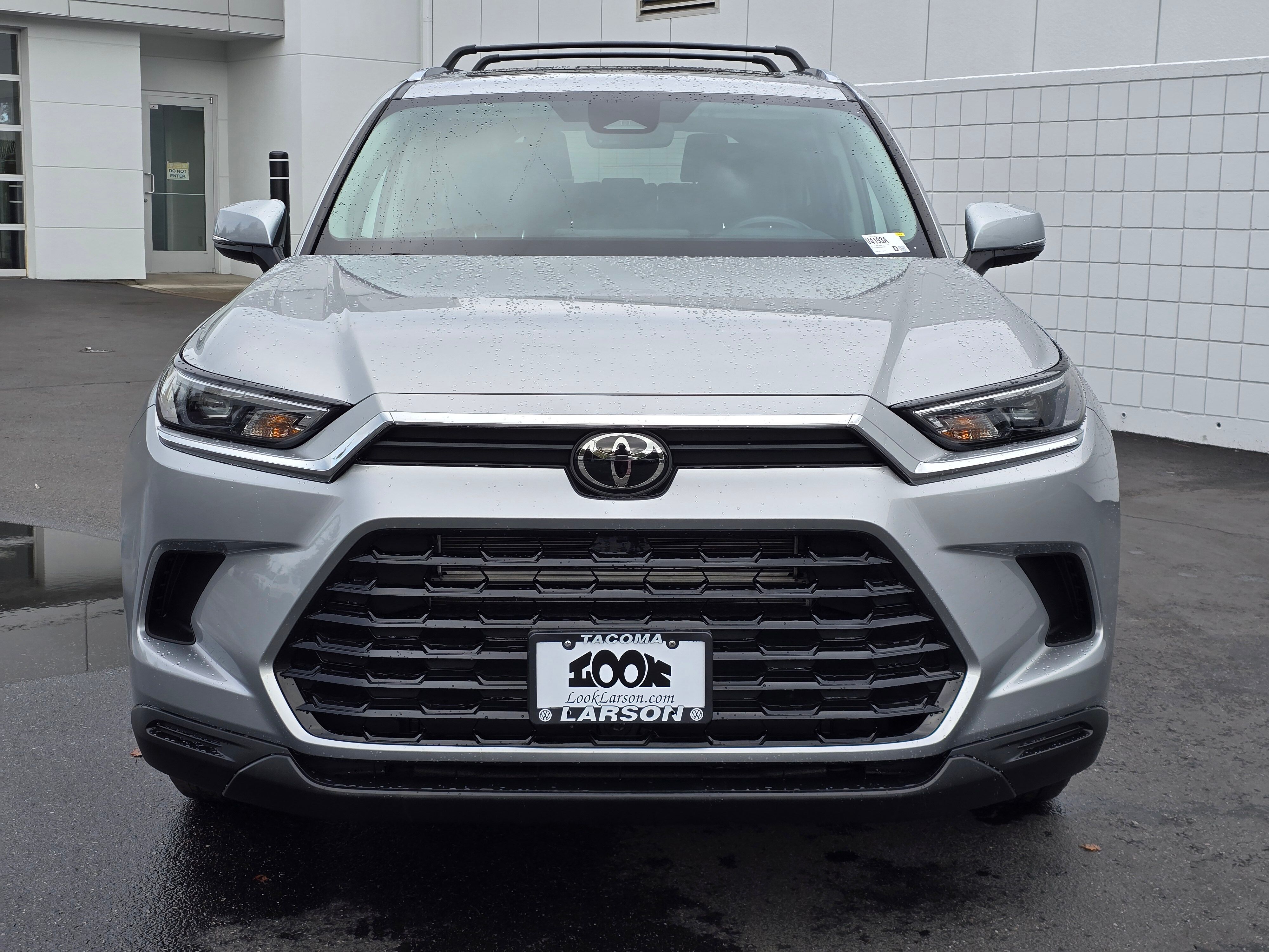 2024 Toyota Highlander Hybrid XLE photo 2