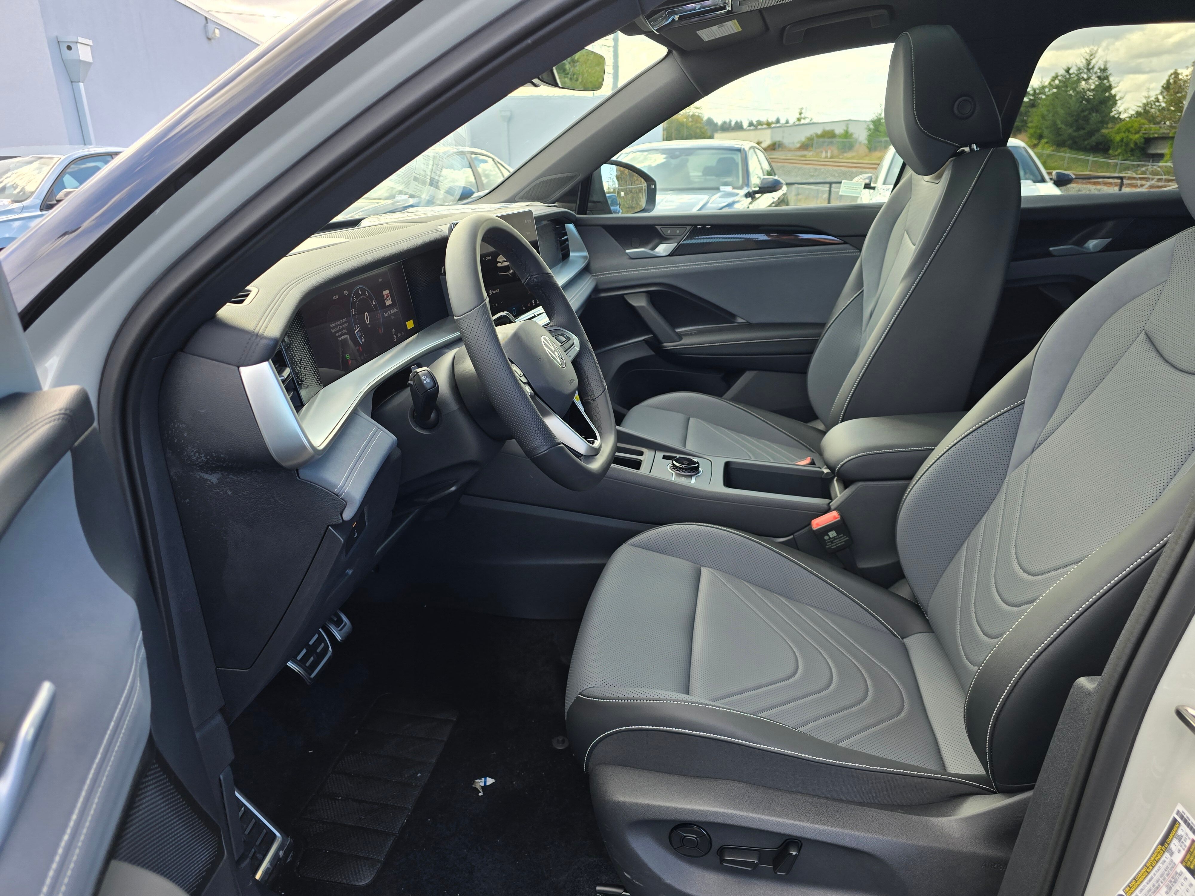 2025 Volkswagen Tiguan SE R-Line Black photo 4