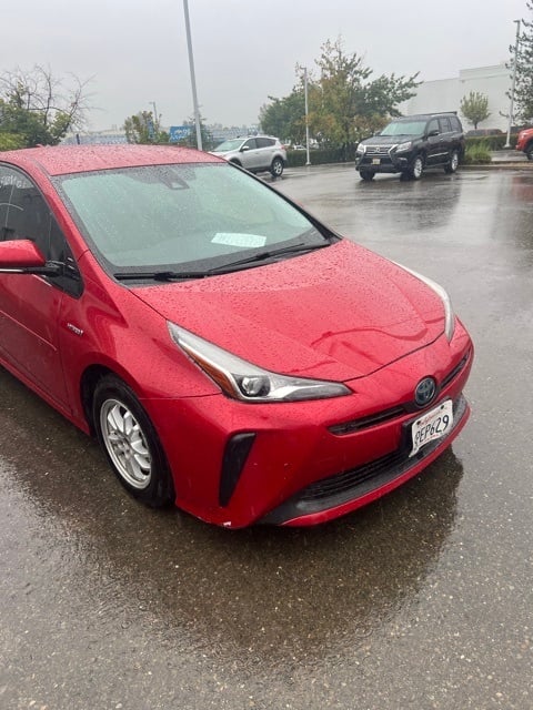 2019 Toyota Prius L photo 2