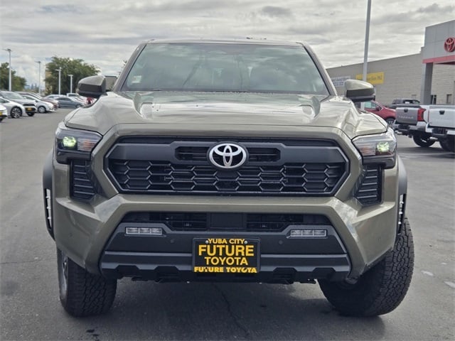 2025 Toyota Tacoma TRD Off-Road photo 2