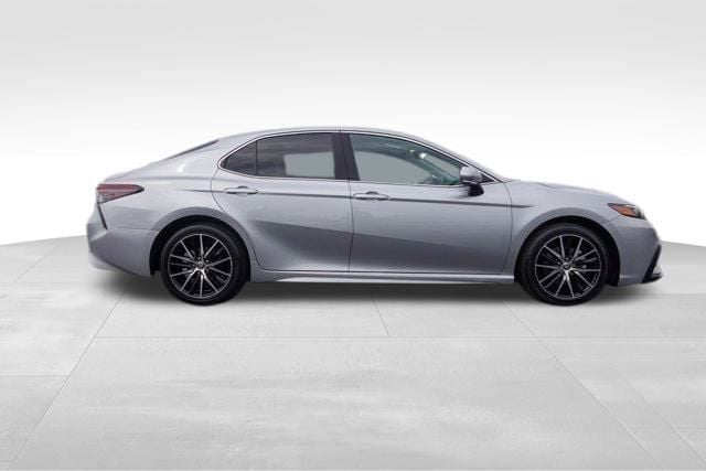 2022 Toyota Camry SE photo 2