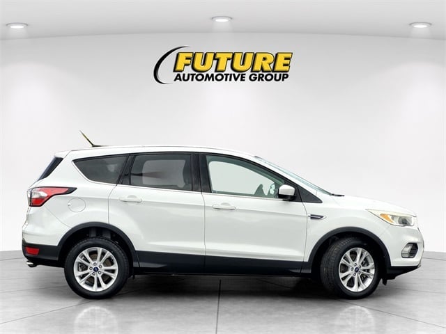 2017 Ford Escape SE Sport photo 3