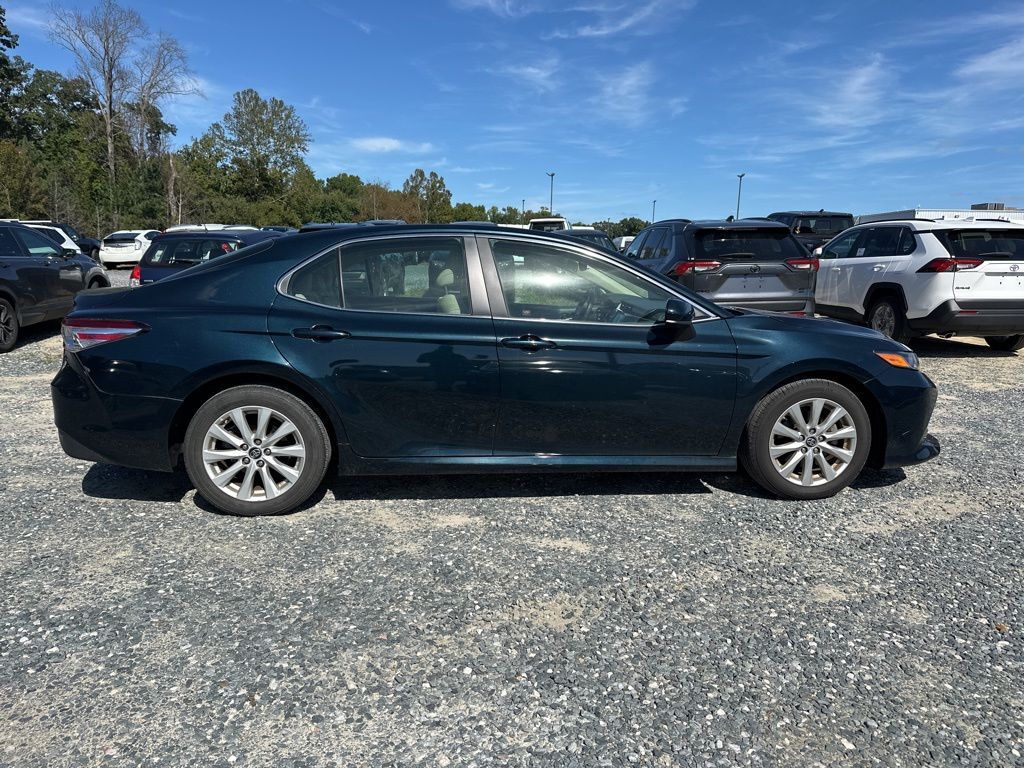 2018 Toyota Camry LE photo 3