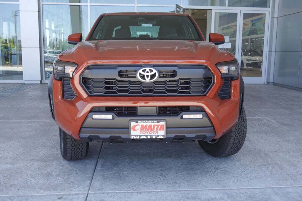 2025 Toyota Tacoma TRD Off-Road photo 2