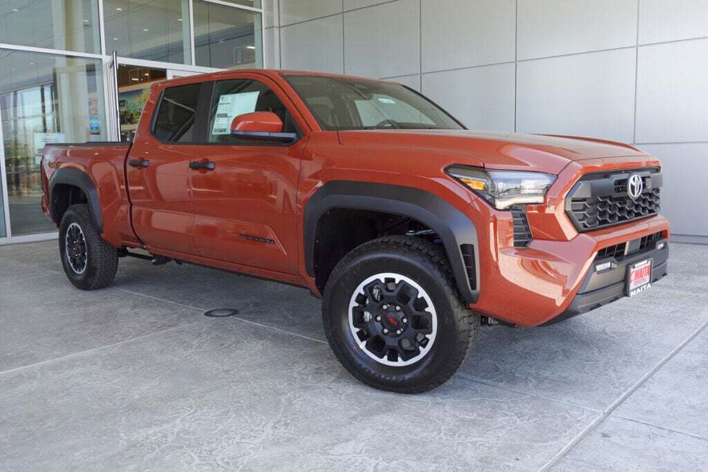 2025 Toyota Tacoma TRD Off-Road photo 3