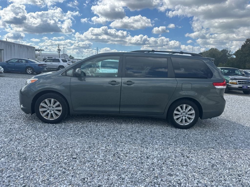 2014 Toyota Sienna XLE photo 2