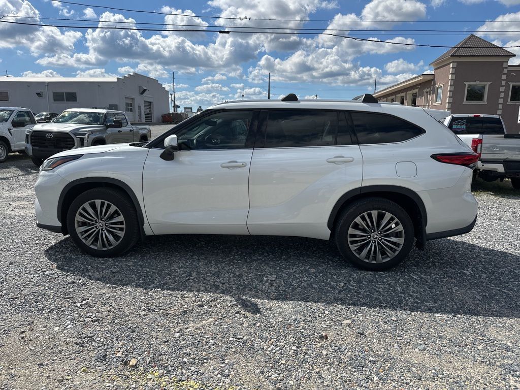 2021 Toyota Highlander Platinum photo 2