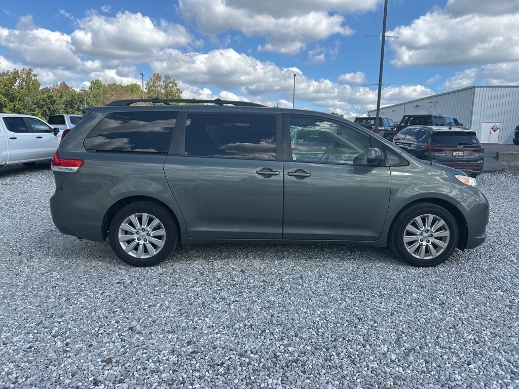 2014 Toyota Sienna XLE photo 3