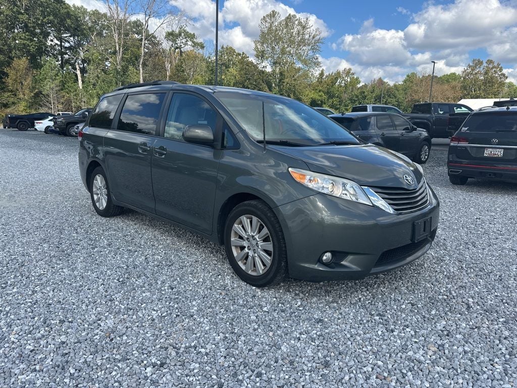 2014 Toyota Sienna XLE photo 4
