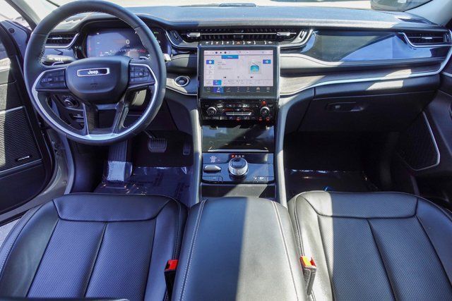 2023 Jeep Cherokee Base photo 2