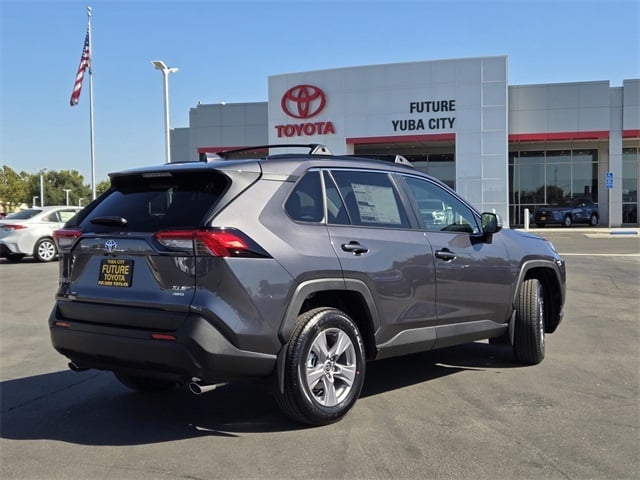 2025 Toyota RAV4 XLE photo 3