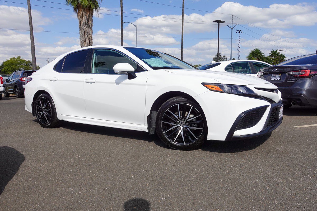 2022 Toyota Camry SE photo 3