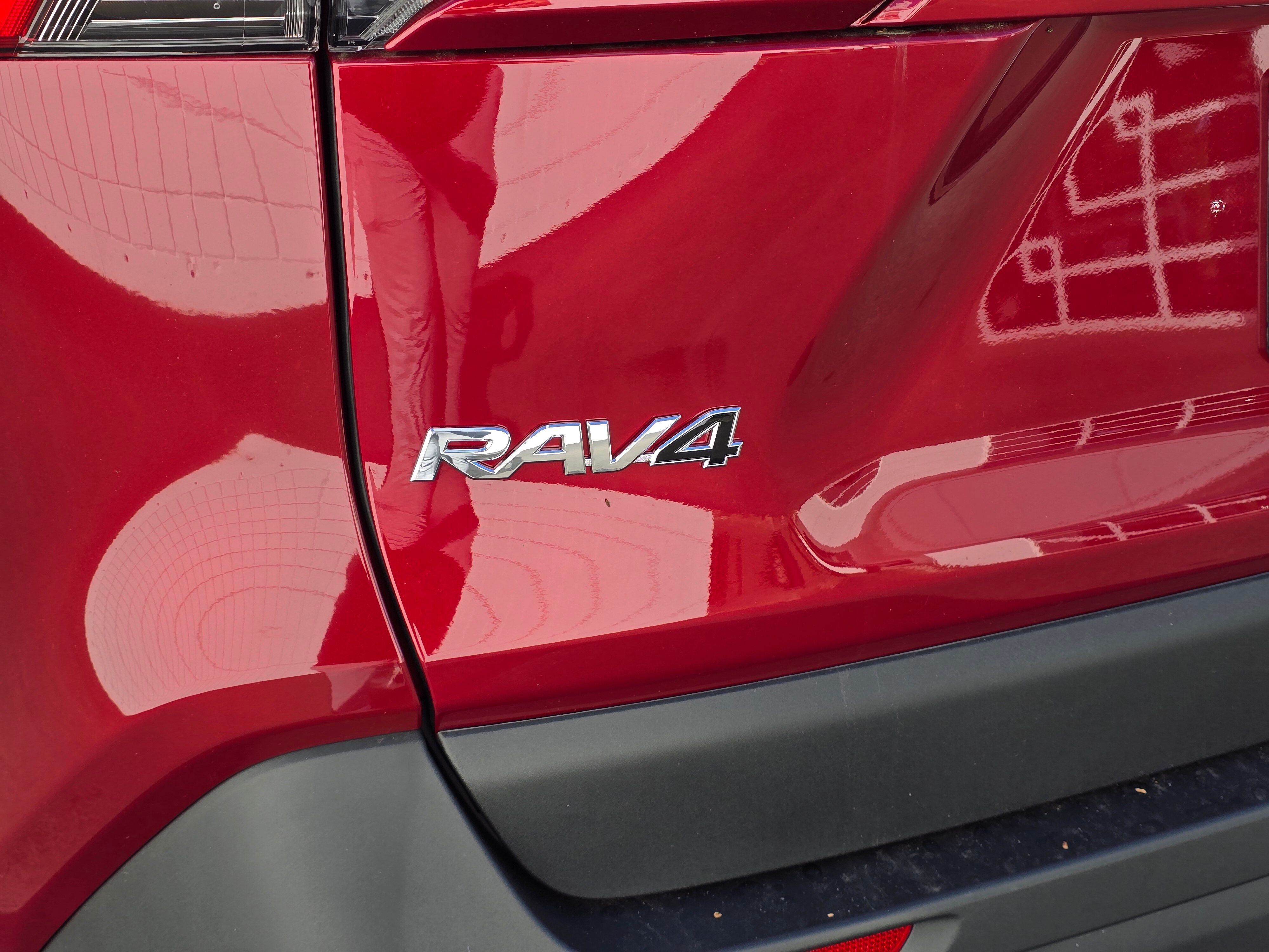 2025 Toyota RAV4 Hybrid XLE photo 2