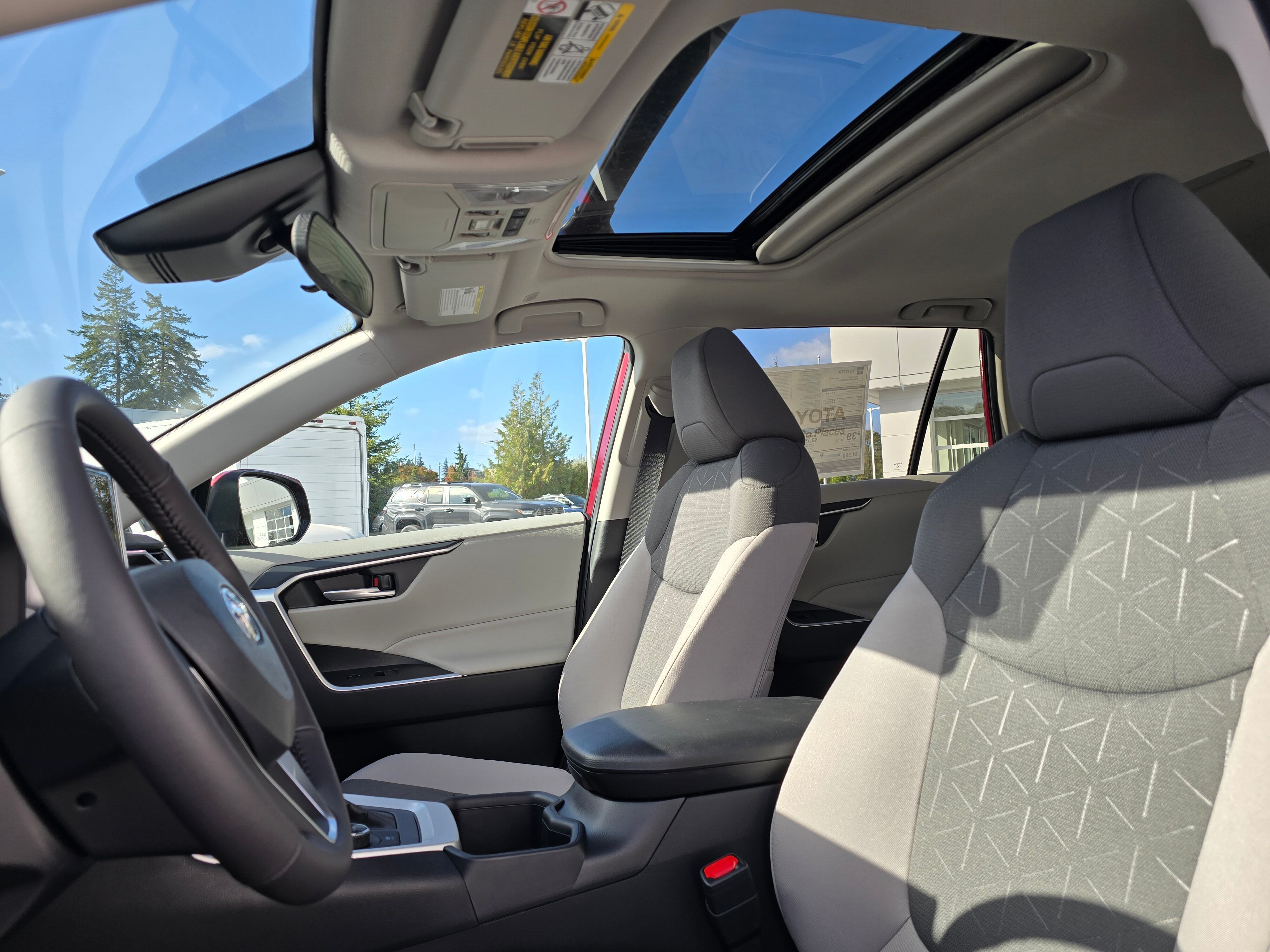 2025 Toyota RAV4 Hybrid XLE photo 4