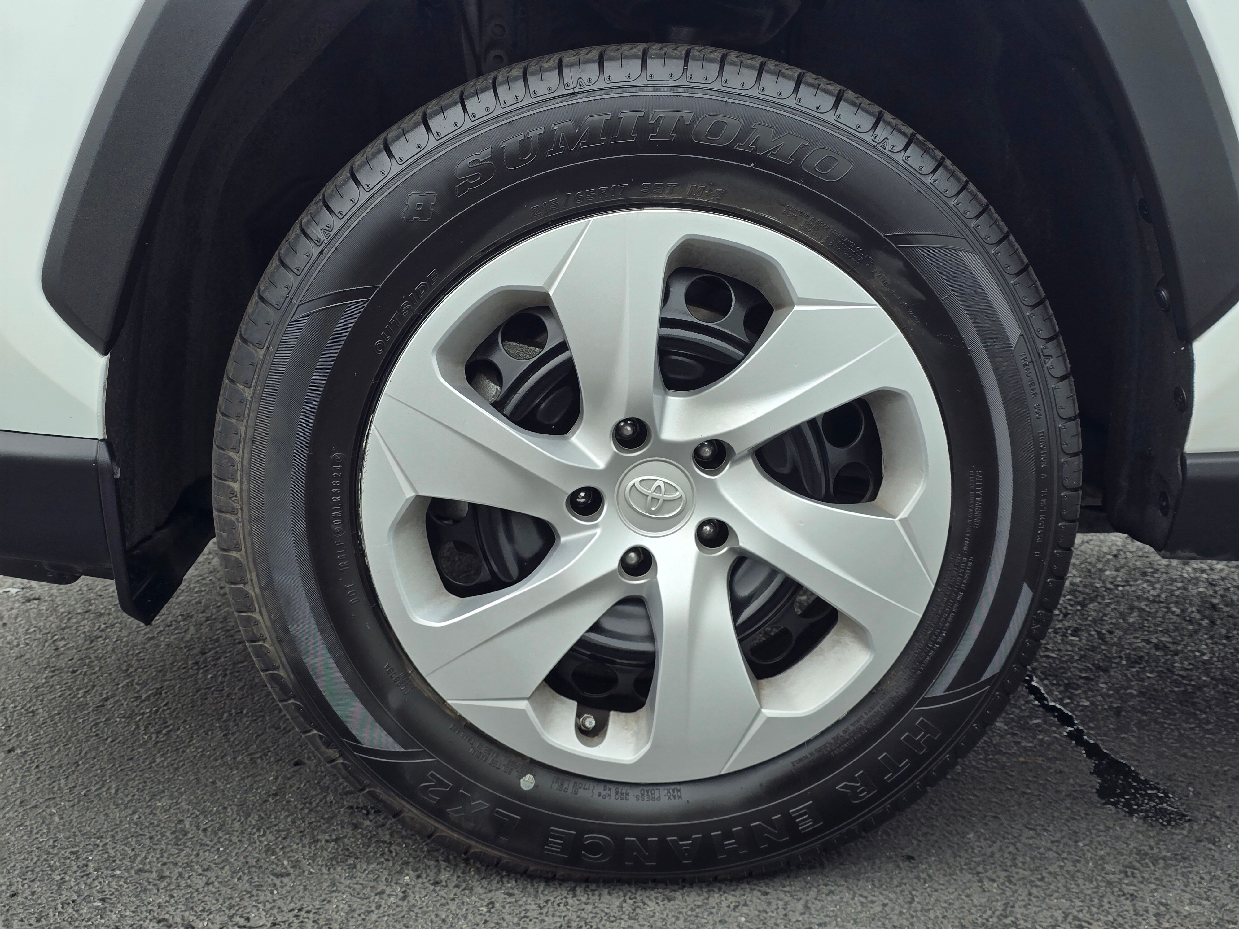 2024 Toyota RAV4 LE photo 3