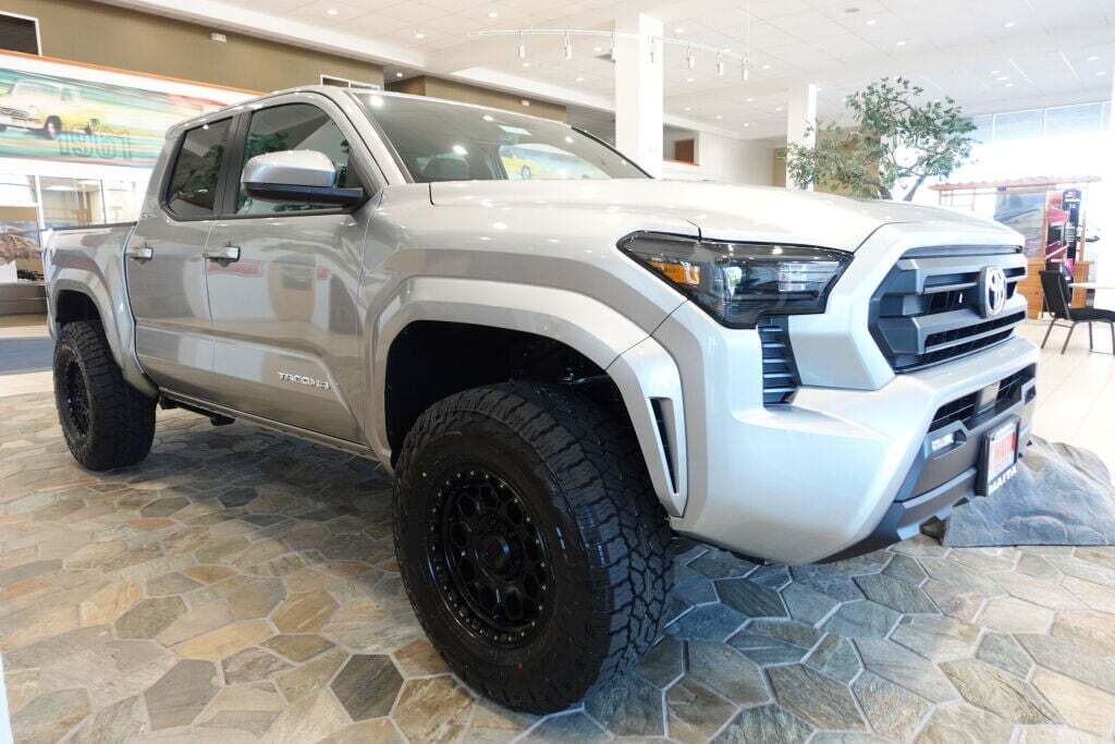 2025 Toyota Tacoma SR5 photo 3