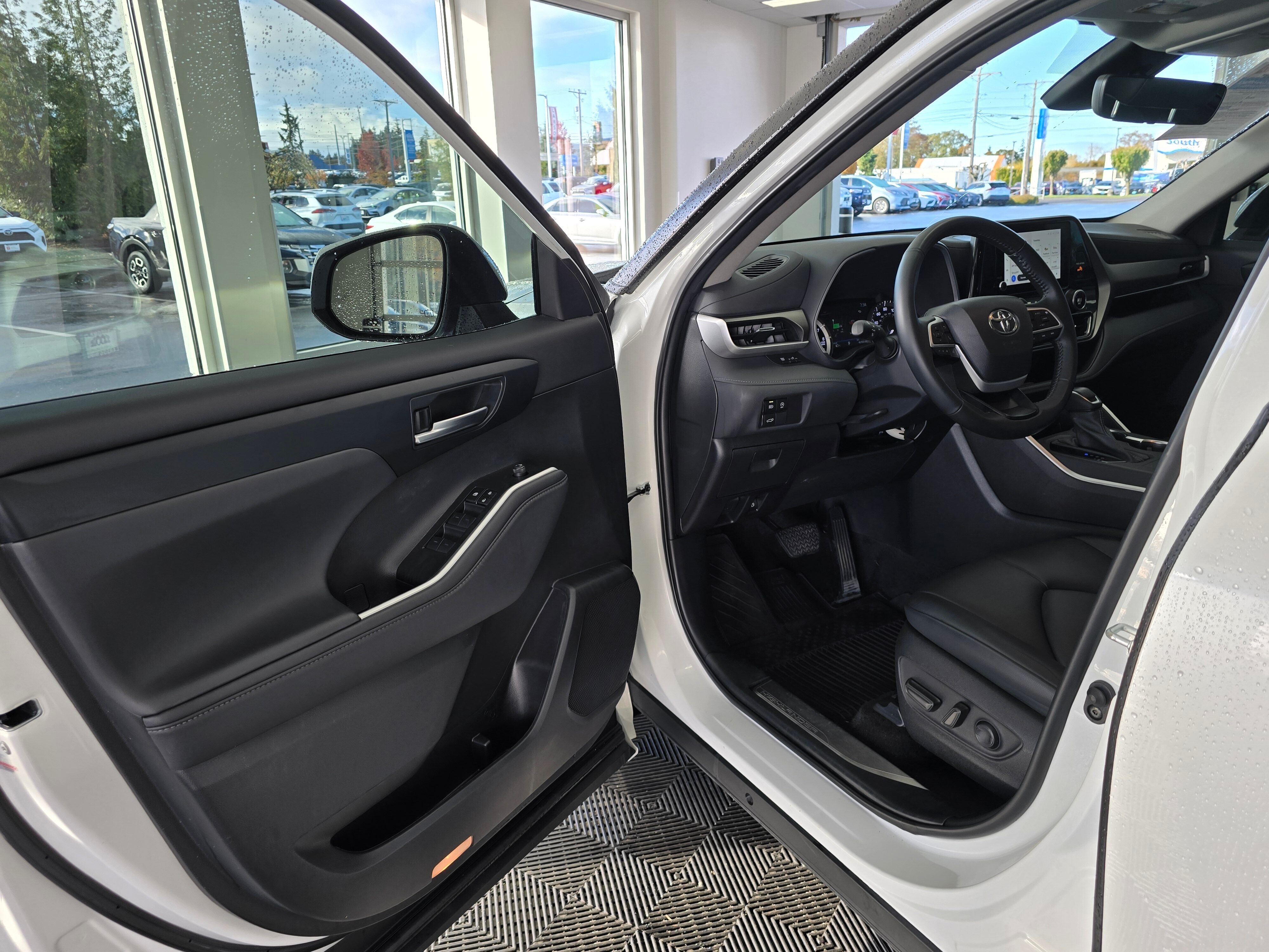 2023 Toyota Highlander XLE photo 3