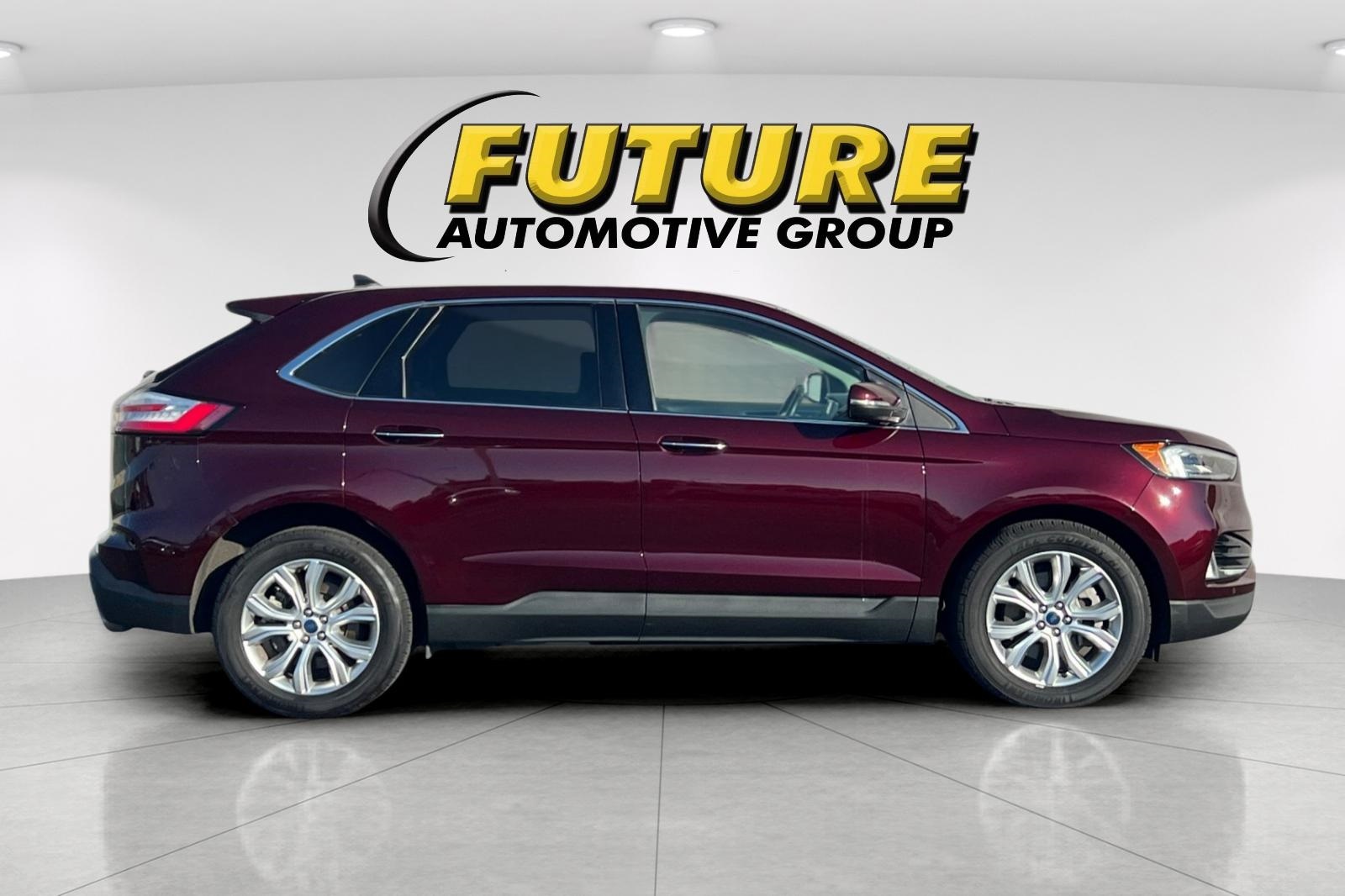 2022 Ford Edge Titanium photo 2
