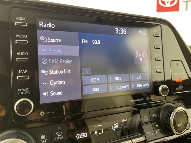 2022 Toyota Highlander Hybrid XLE photo 3