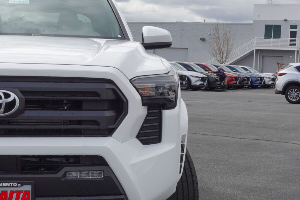 2025 Toyota Tacoma SR5 photo 3