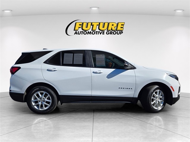 2022 Chevrolet Equinox LS photo 2