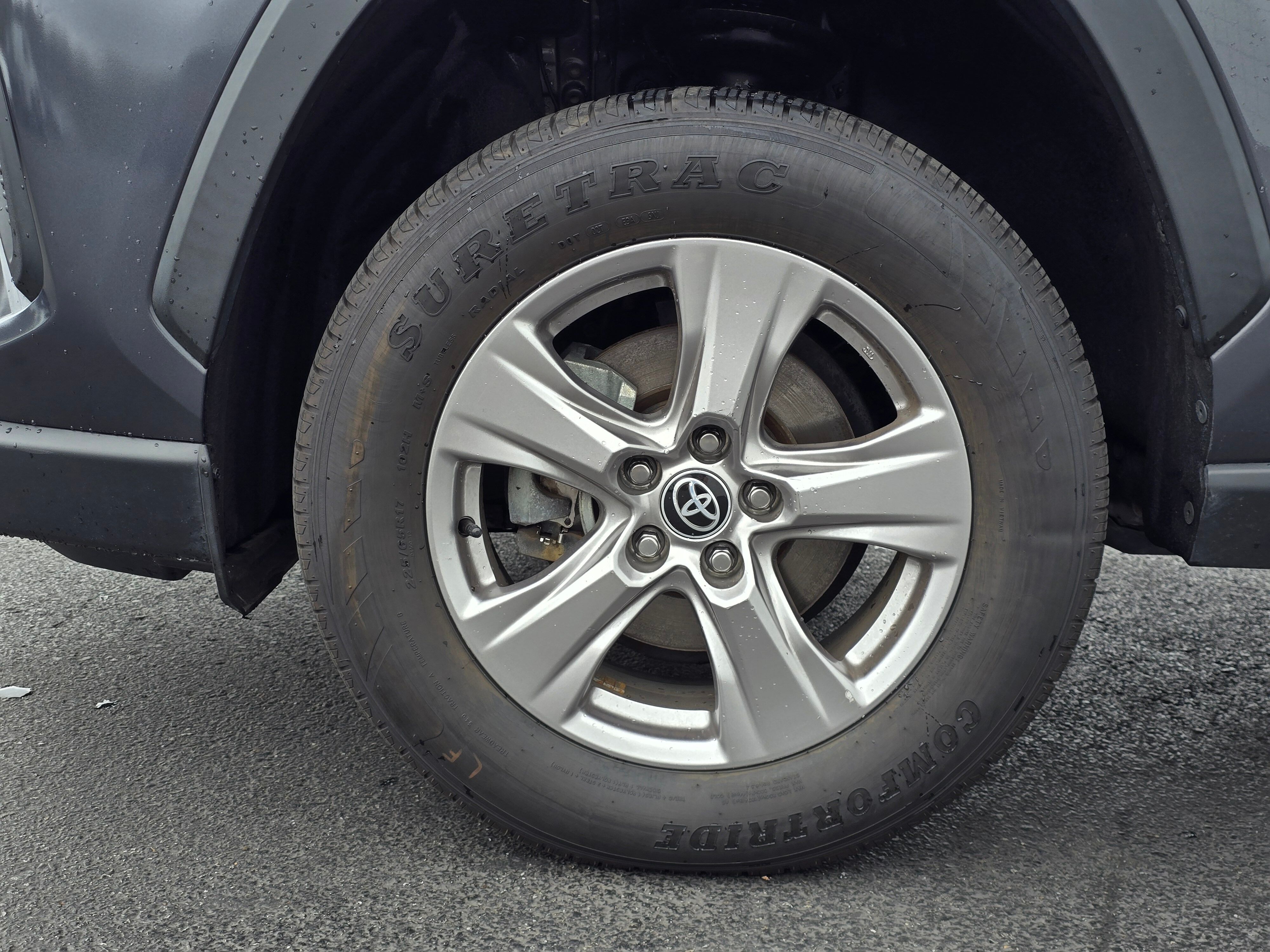 2022 Toyota RAV4 XLE photo 2