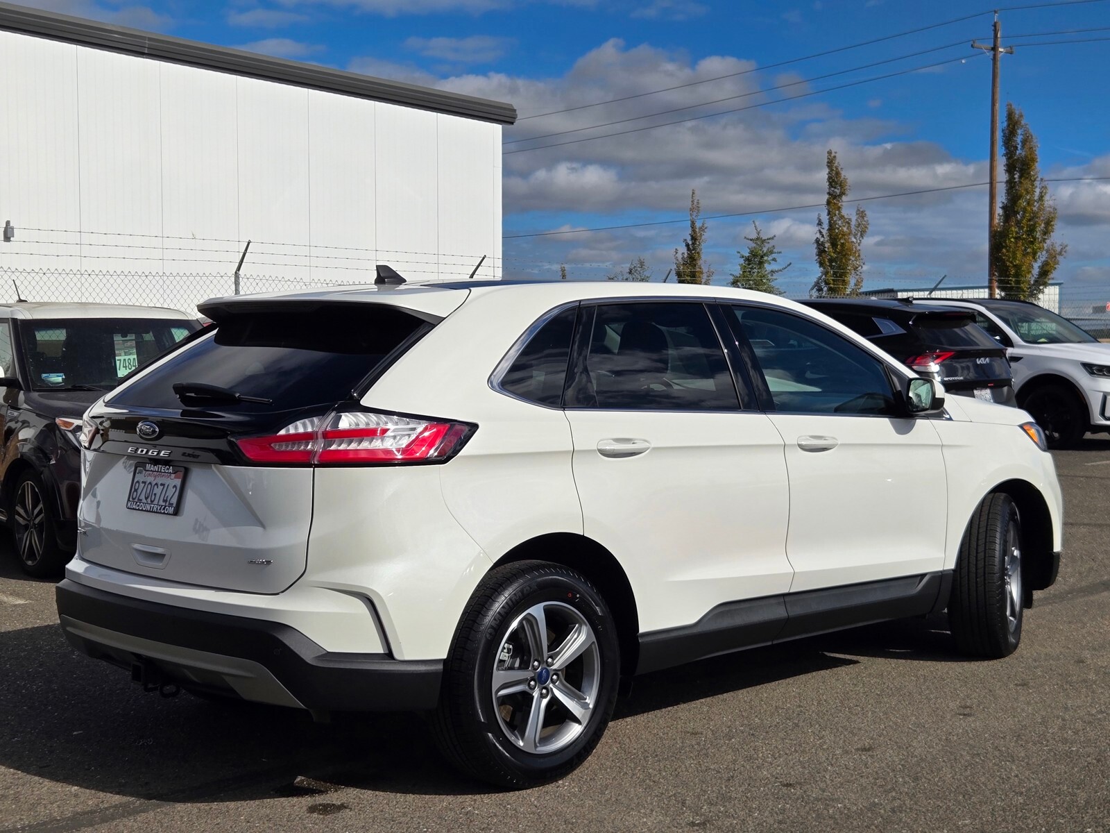 2022 Ford Edge SEL photo 2