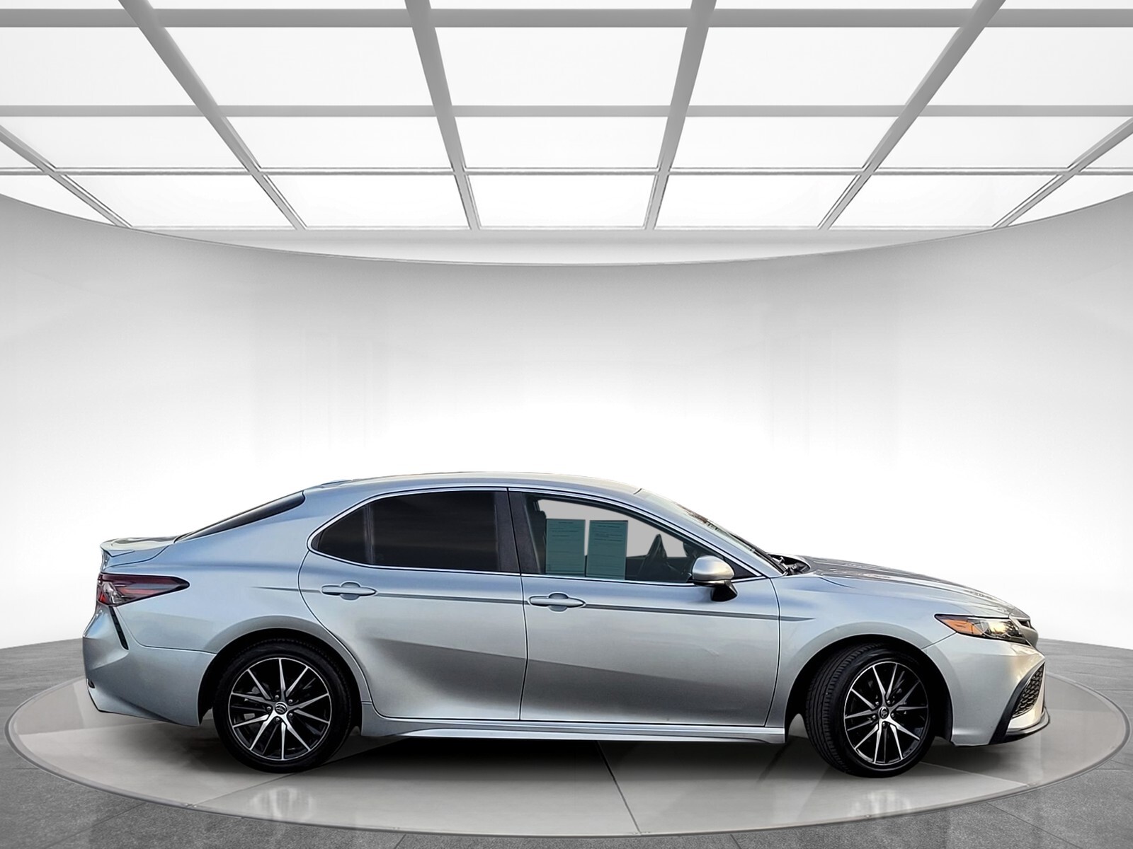 2021 Toyota Camry SE photo 2