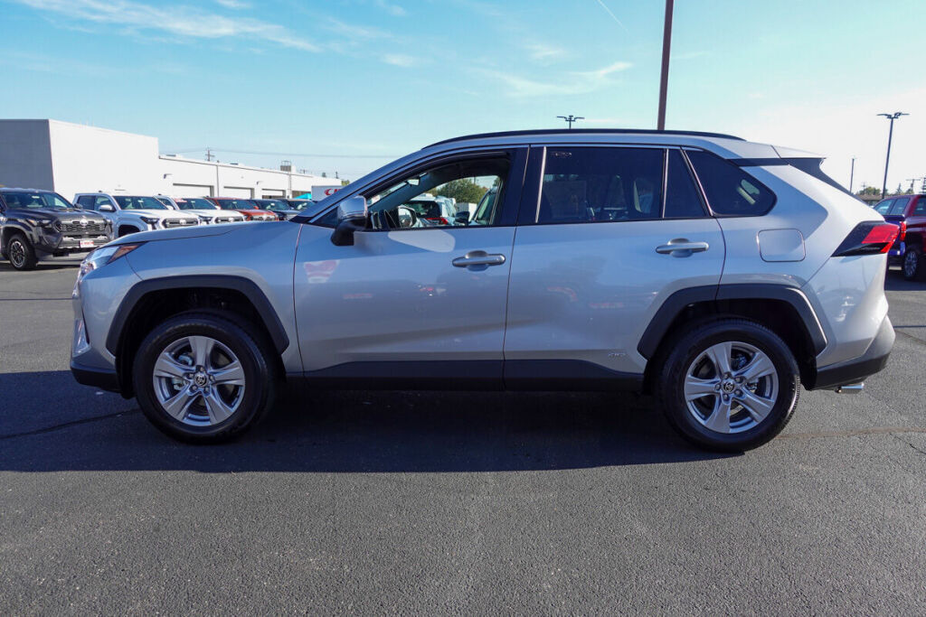 2025 Toyota RAV4 Hybrid XLE photo 4