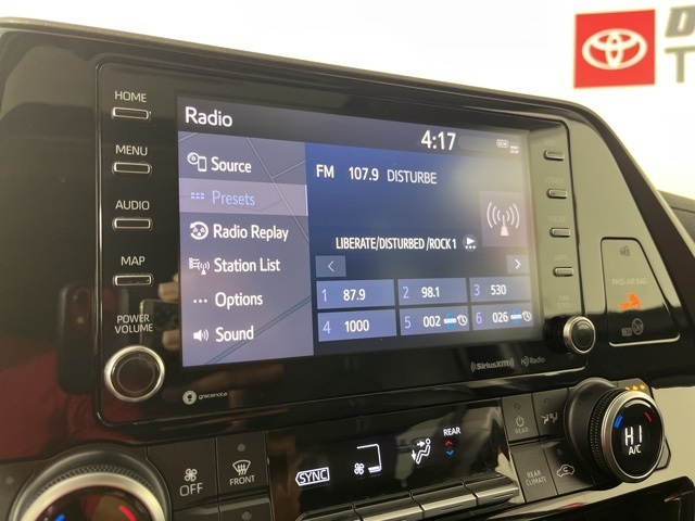 2021 Toyota Highlander XLE photo 3