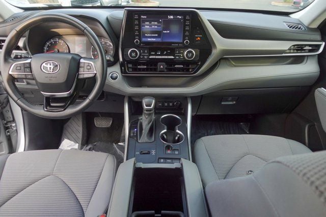 2021 Toyota Highlander LE photo 4