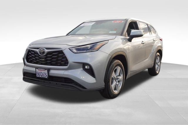 2021 Toyota Highlander LE photo 2