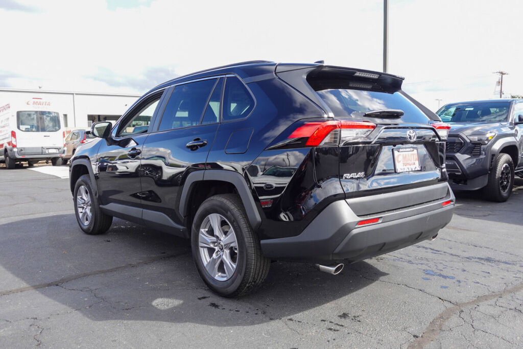 2025 Toyota RAV4 XLE photo 3