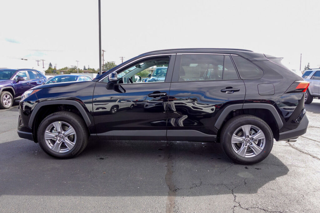 2025 Toyota RAV4 XLE photo 4