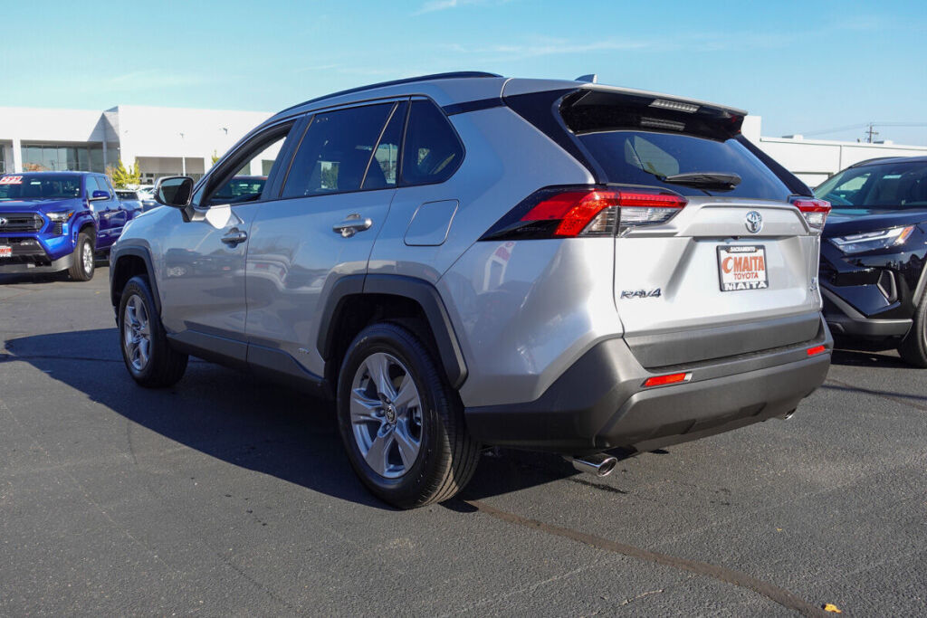 2025 Toyota RAV4 Hybrid XLE photo 3